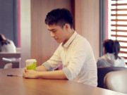 Làm vợ - Về thăm bố vợ sau 1 năm vợ mất, tôi nghẹn ngào khi biết tên cô bé ngồi trước cửa