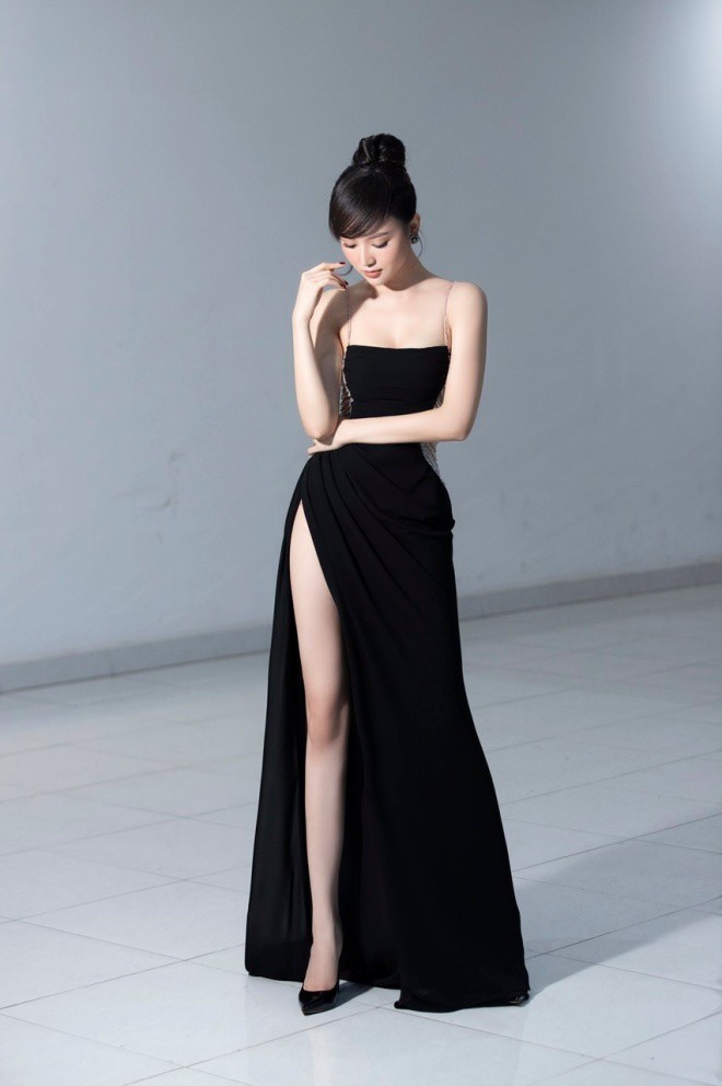 Nữ hoàng sắc đẹp Ngọc Duyên khoe đôi chân dài thẳng tắp với chiếc đầm xẻ cao.