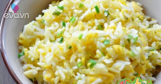 Vào bếp cùng con: Dạy bé làm cơm rang trứng chỉ đơn giản trong vòng 1 ...