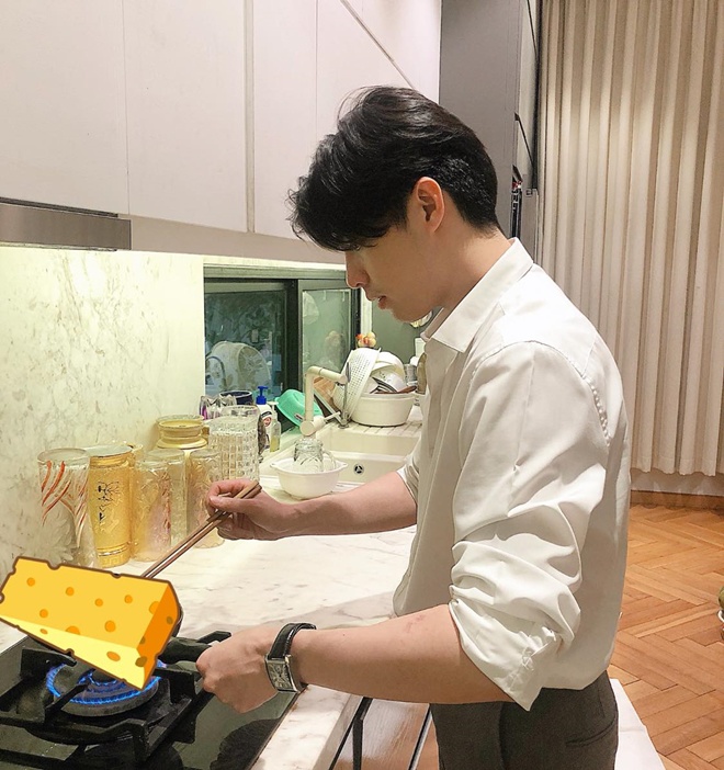 Hãy cùng ngắm nhìn hình ảnh chồng của Mai Phương Thúy trổ tài nấu ăn như một đầu bếp chuyên nghiệp. Vẻ đẹp rực rỡ và tài năng của anh chàng sẽ khiến bạn cảm thấy tiếc nuối nếu bỏ lỡ những phút giây thú vị này.