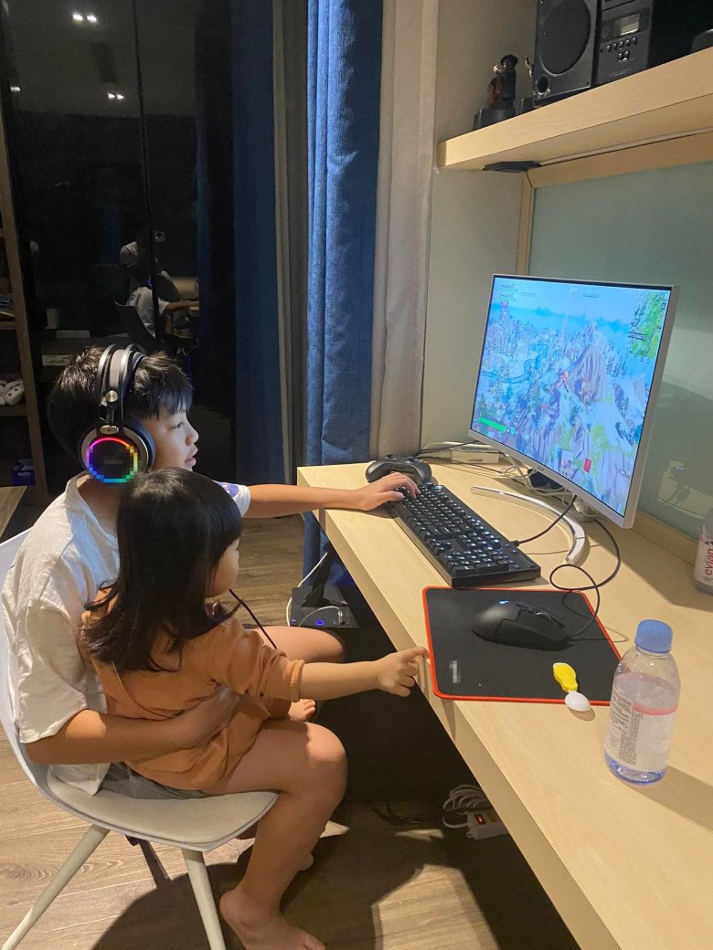 Con trai Cường Đôla vừa chơi game vừa trông em, để thấy quy định nghiêm của gia đình hào môn - 3