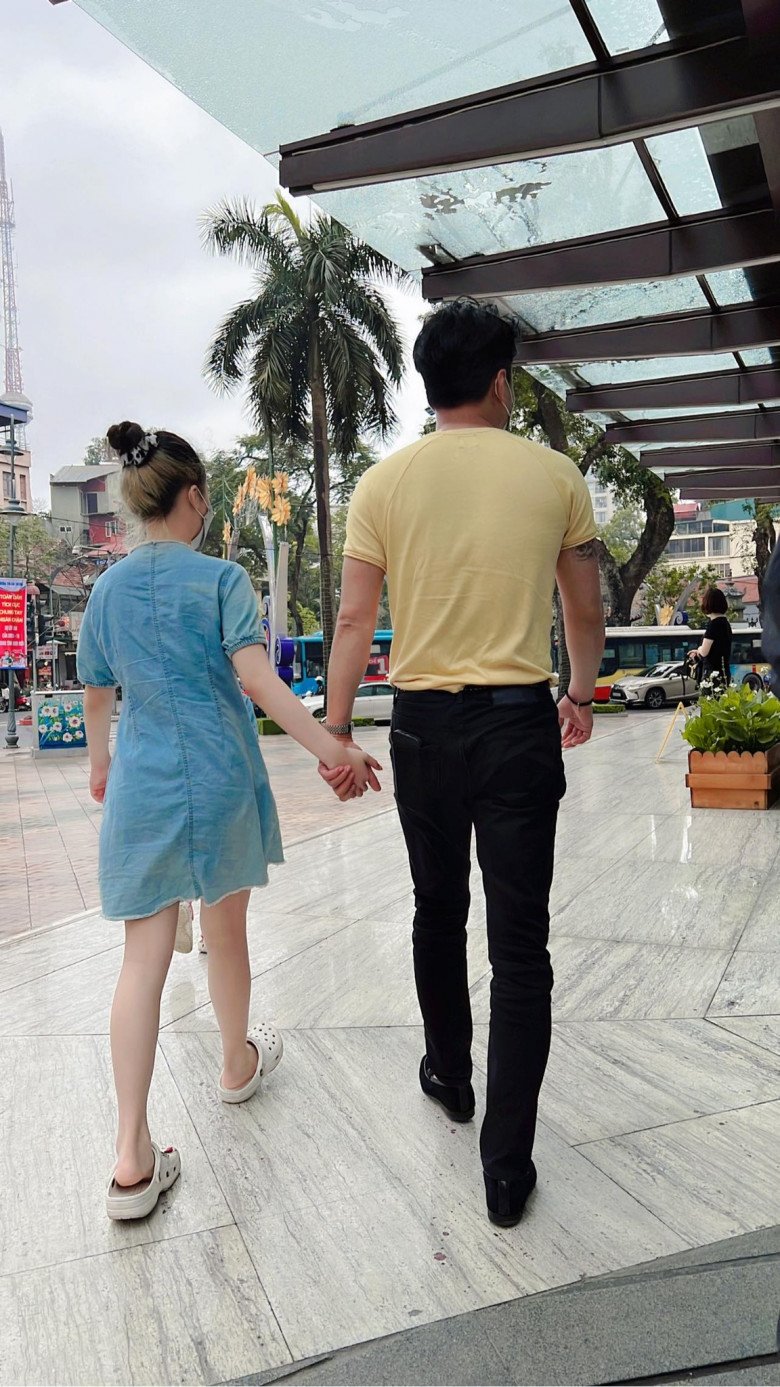 Nhóc tì có đôi chân rất đẹp cùng làn da trắng hồng. Dù mới bước vào tuổi 11 nhưng em đã phổng phao thấy rõ.