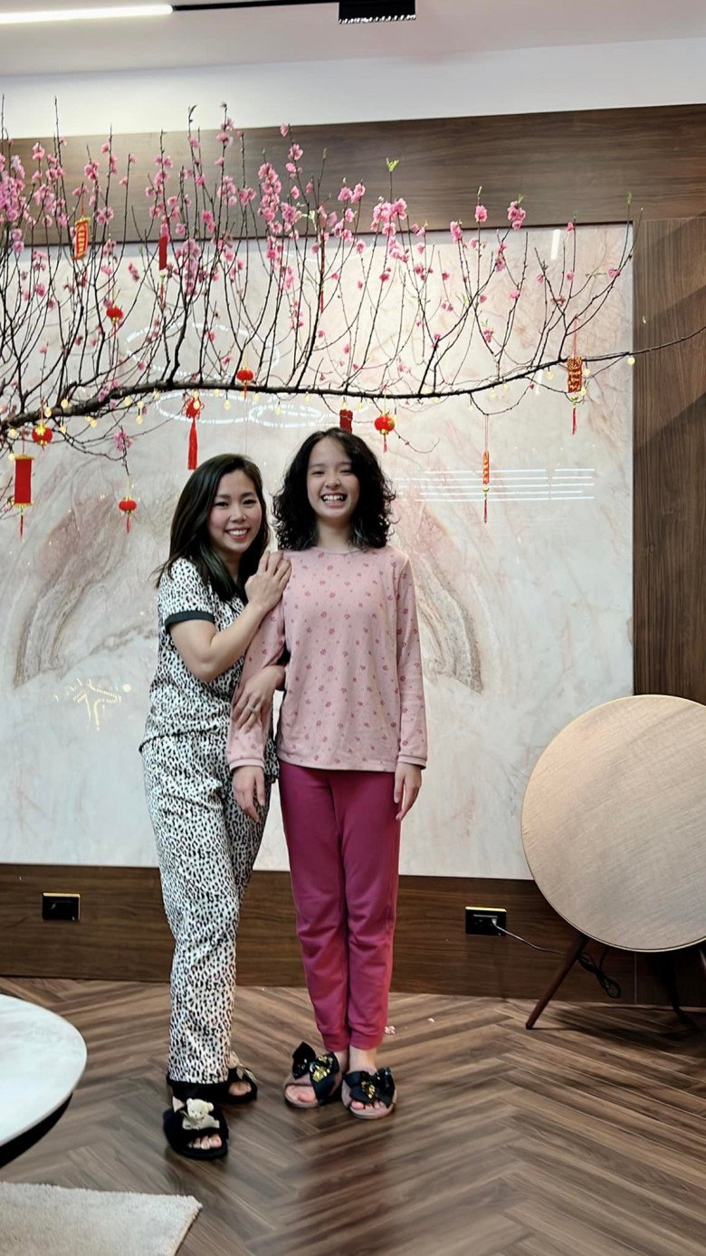 Chiều cao của Nhím giờ thậm chí còn nhỉnh hơn cả mẹ dù mới chỉ là học sinh lớp 6.