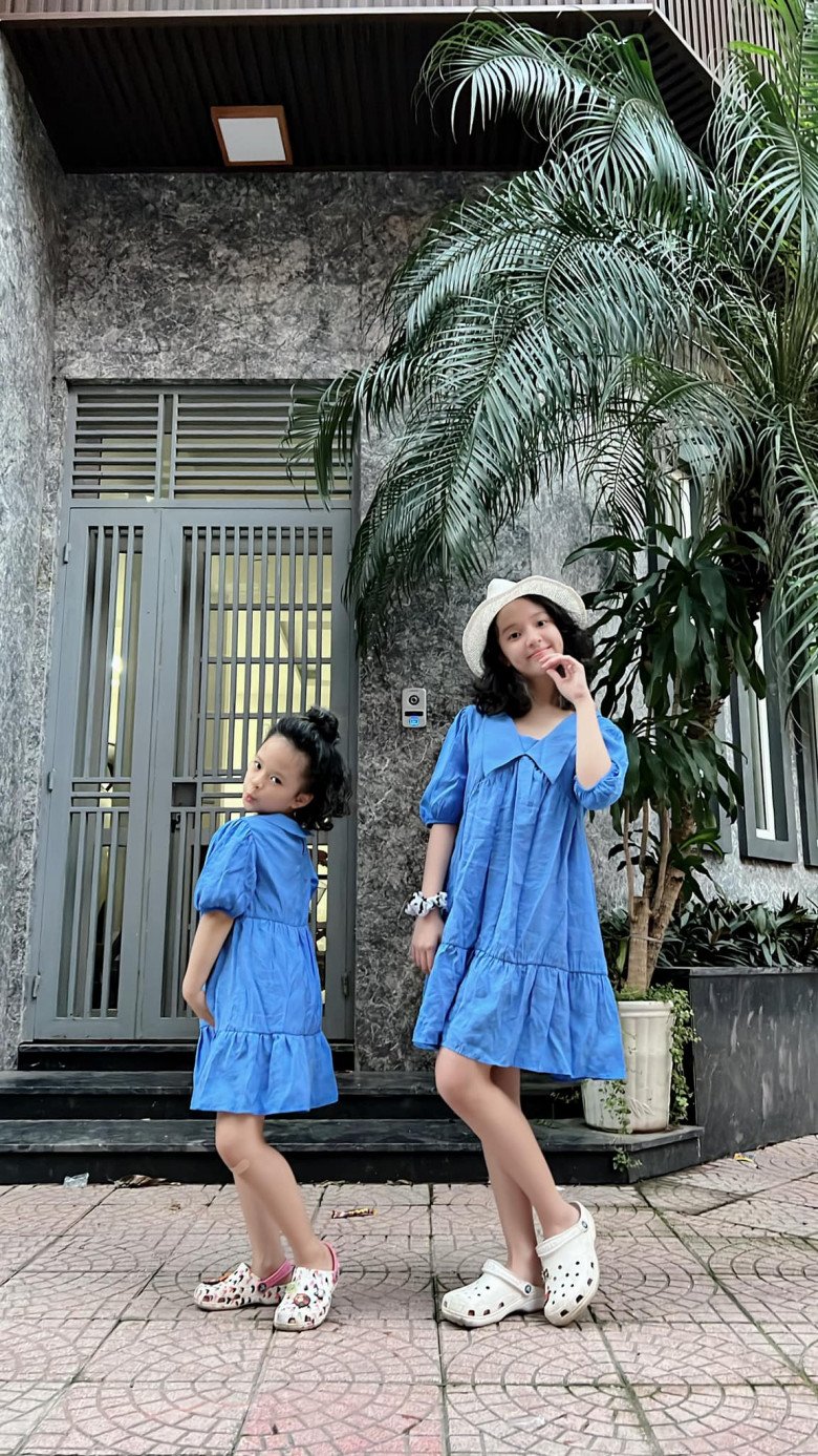 Đời thường, cả 2 chị em rất nhí nhảnh, đáng yêu và biết làm điệu phù hợp với tuổi của mình.
