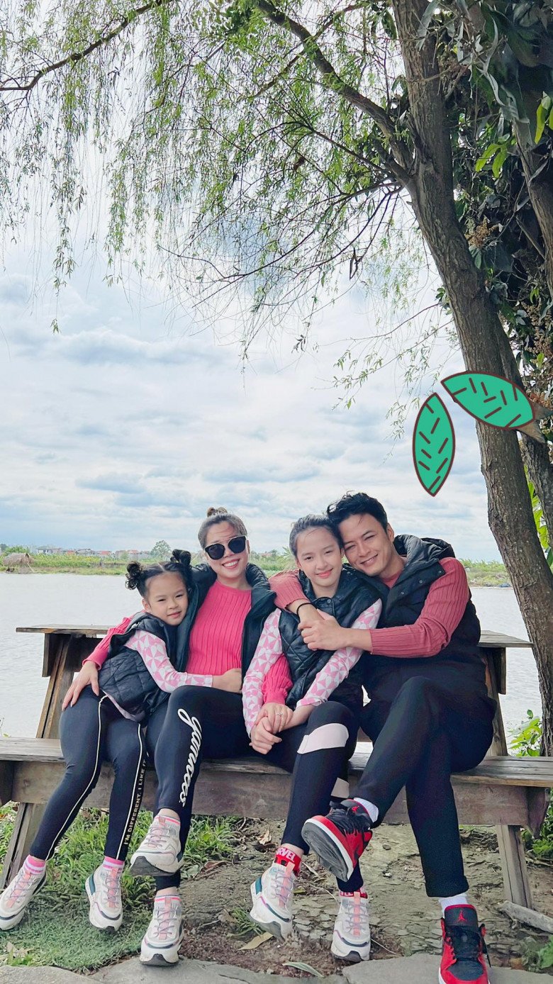 Cả gia đình nam diễn viên nổi tiếng thường rủ nhau dậy sớm để chạy bộ. Đây là khoảng thời gian nhiều người chọn lựa thể dục ngoài trời nhất vì không khí trong lành lại ít va chạm người, khói bụi.