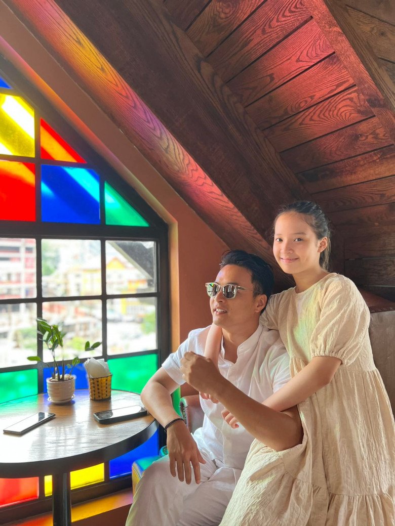 Nhím khoe sắc ở góc nghiêng cứ như thể phiên bản sao hoàn hảo của bố. Nhóc tì diện chiếc đầm xòe và cột tóc cao giản dị nhưng đã hứa hẹn nhiều điều cho một đấu trường nhan sắc tương lai.