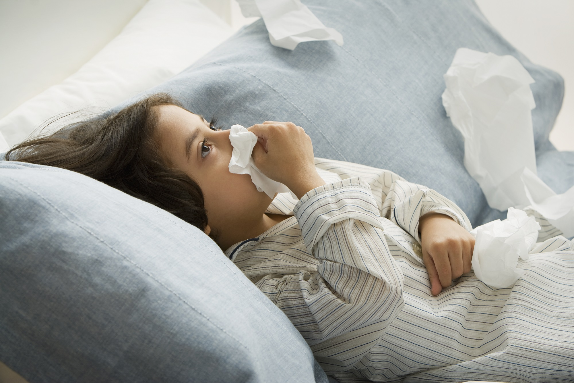 Trẻ bị viêm xoang cũng có thể bị ho và sổ mũi. (Ảnh minh họa)