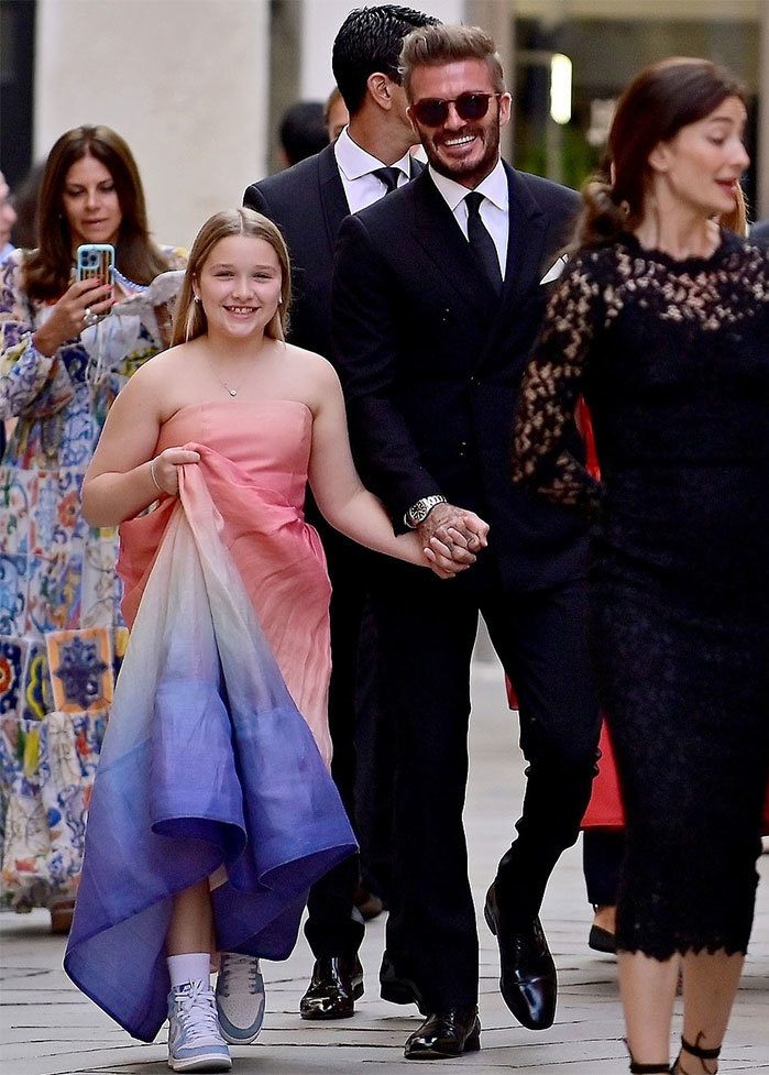 Harper Beckham đi tiệc cùng bố mặc váy quây người lớn, khoe bắp tay nần nẫn đáng yêu - 5