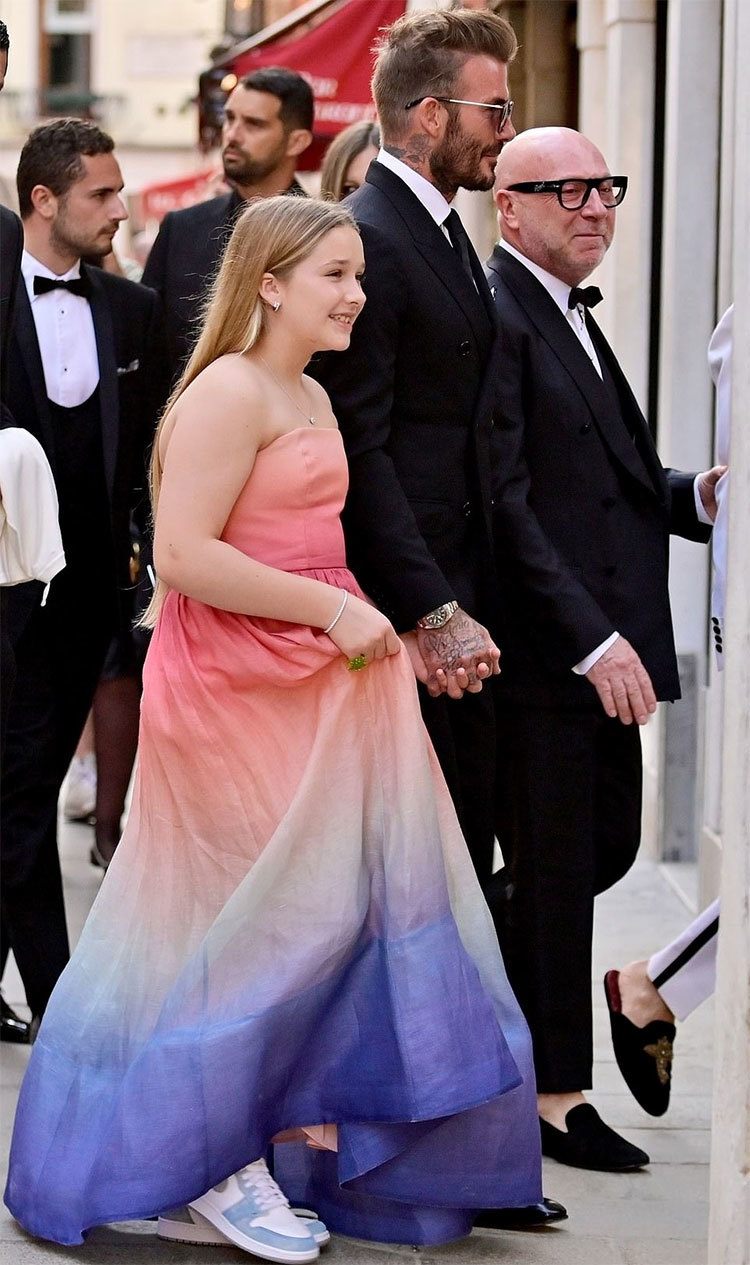 Harper Beckham đi tiệc cùng bố mặc váy quây người lớn, khoe bắp tay nần nẫn đáng yêu - 6