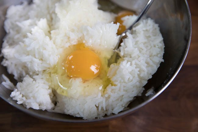 Vào bếp cùng con: Dạy bé làm cơm rang trứng chỉ đơn giản trong vòng 1 ...