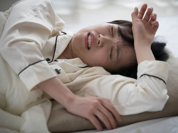 Bật điều hòa mát lạnh vẫn thấy nóng là vì sao? Những lý do khiến phụ nữ dễ bốc hỏa