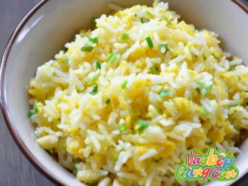 Vào bếp cùng con: Dạy bé làm cơm rang trứng chỉ đơn giản trong vòng 1 nốt nhạc