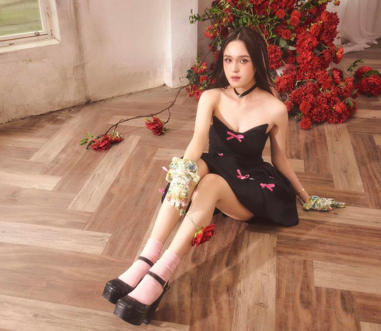 Hoàng Anh chia sẻ, bản thân không hề có dấu hiệu của những bà mẹ vừa sinh con như tăng cân hay rạn da. Có lẽ vì lẽ đó mà người đẹp có thể tự tin với đủ concept trang phục xì tin.