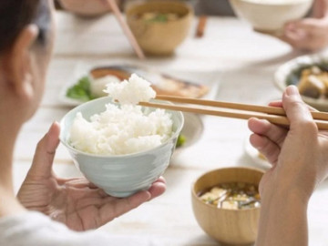Một thay đổi nhỏ khi ăn cơm giúp bảo vệ dạ dày, tránh bệnh tiêu hóa, tiếc là ai nấy đều bỏ qua