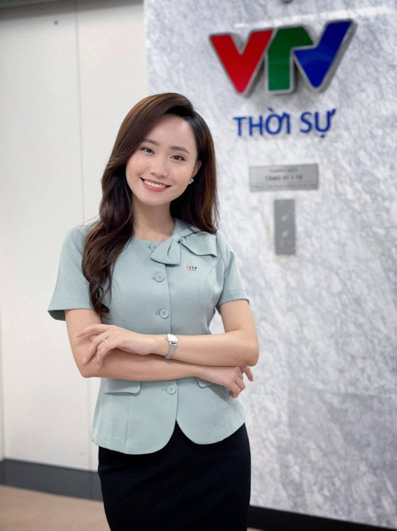 Mỹ nhân VTV bầu bì đi quay bản tin, mang thai 5 tháng mà giấu dáng tinh tế hết cỡ  - 4