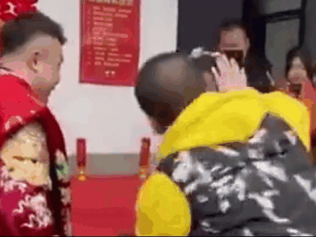 Clip Eva - Clip: Cô dâu bị khách mời cưỡng hôn và phản ứng khó tin của chú rể