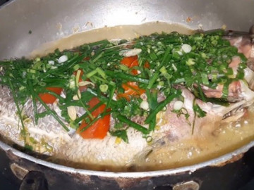 Cá hấp bia ngọt thơm, đậm vị mà không bị tanh cho cơm nhà thêm hấp dẫn
