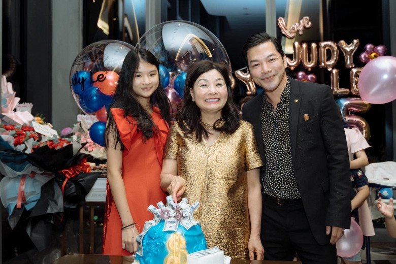 Con gái Trương Ngọc Ánh để mặt mộc đi dự sinh nhật bà nội, dung mạo hưởng trọn từ gia đình cực phẩm - 4