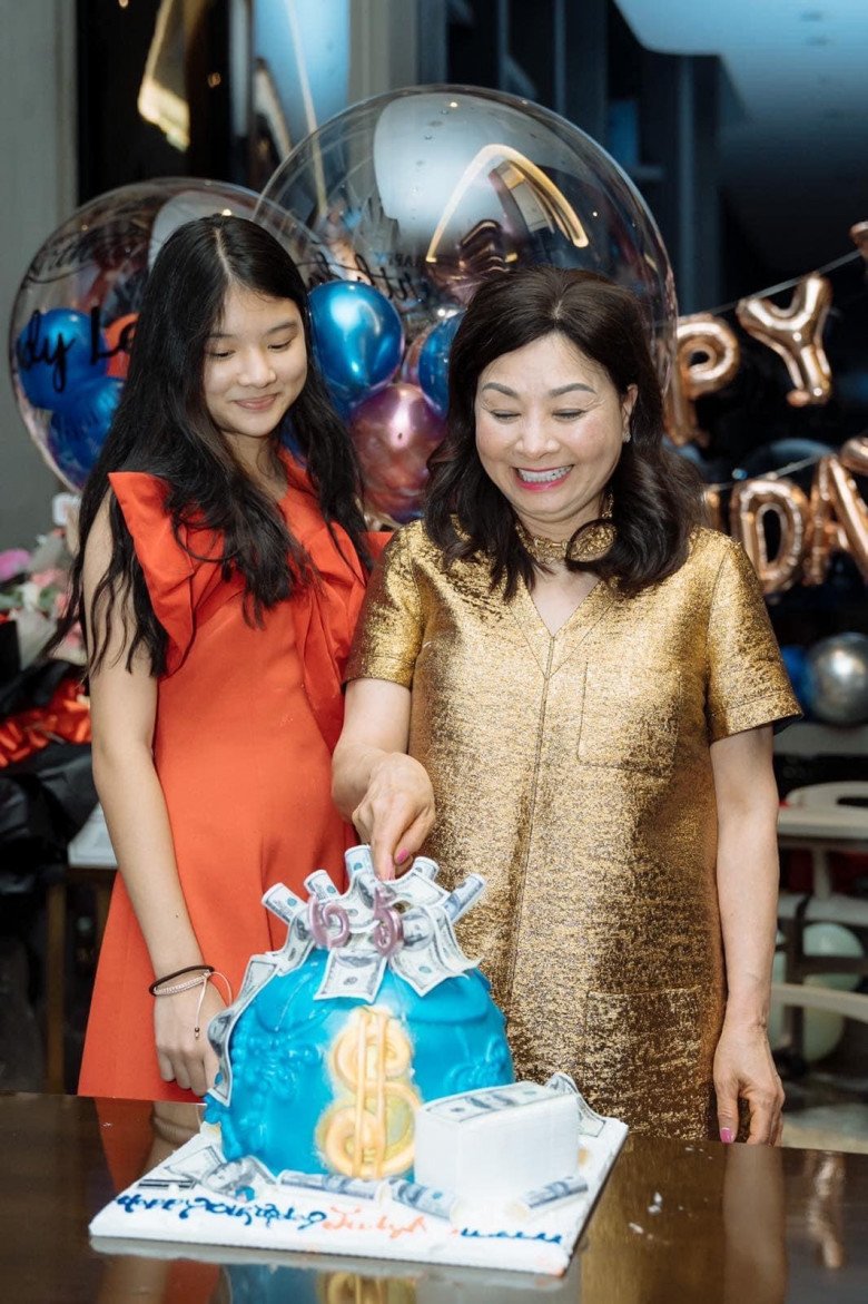 Con gái Trương Ngọc Ánh để mặt mộc đi dự sinh nhật bà nội, dung mạo hưởng trọn từ gia đình cực phẩm - 5