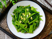 Bếp Eva - Xào rau muống, lúc chần cho thêm vài giọt này, rau xanh mướt lại giòn ngon