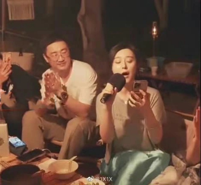 Anh luôn nhìn cô đắm đuối. 