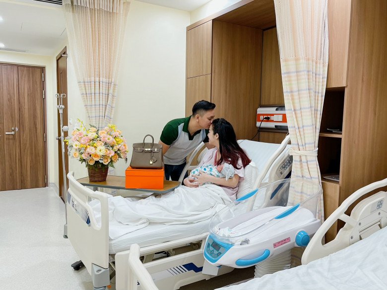 Người đẹp xứ Huế nằm phòng lạnh chịu đau 8 tiếng mới sinh được con, chồng tặng ngay túi hiệu hơn nửa tỷ - 3