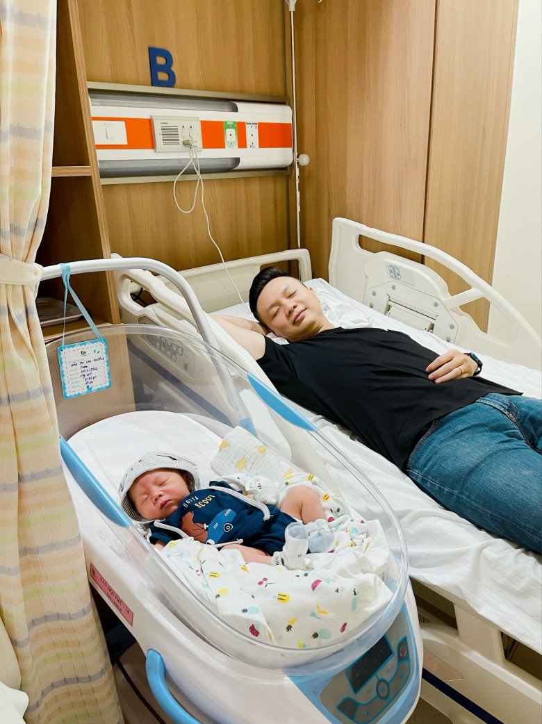Người đẹp xứ Huế nằm phòng lạnh chịu đau 8 tiếng mới sinh được con, chồng tặng ngay túi hiệu hơn nửa tỷ - 9
