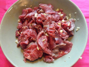 Bếp Eva - Xào thịt bò hay bị dai, lúc ướp nhớ cho những thứ này, thịt mềm ngon già trẻ đều thích