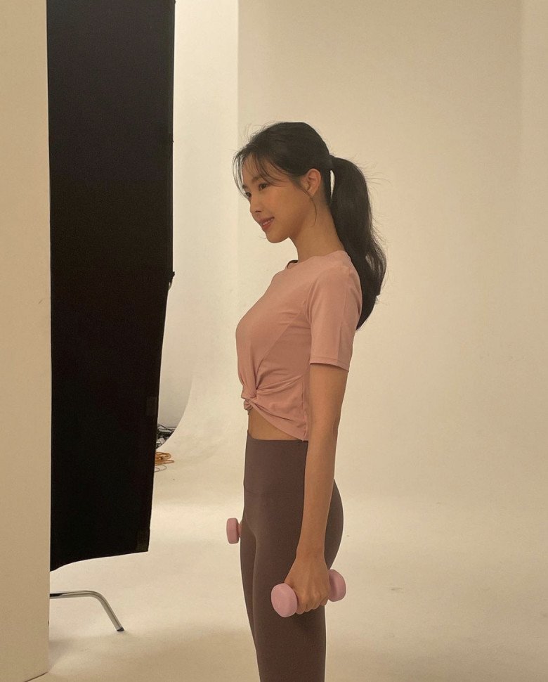 Cô nàng chăm chỉ tập thể dục để giữ dáng. 