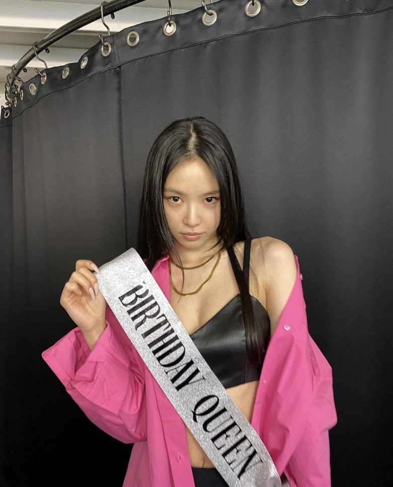 Có thể do góc quay nhưng hình ảnh vẻ đẹp của nữ ca sĩ đình đám vẫn rực rỡ như ngày nào.