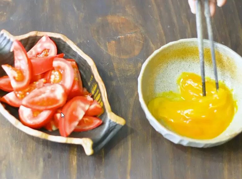 Vào bếp cùng con: Chỉ vài phút là xong trứng chưng cà chua vừa ngon bổ rẻ lại dễ làm - 5