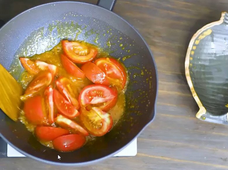 Vào bếp cùng con: Chỉ vài phút là xong trứng chưng cà chua vừa ngon bổ rẻ lại dễ làm - 7