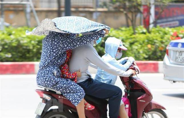 Nắng nóng như chảo lửa, người dân cần làm gì để tránh sốc nhiệt? - 1