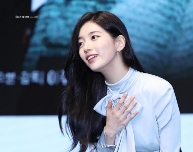 Cô sở hữu làn da trắng sứ và gương mặt thanh tú.