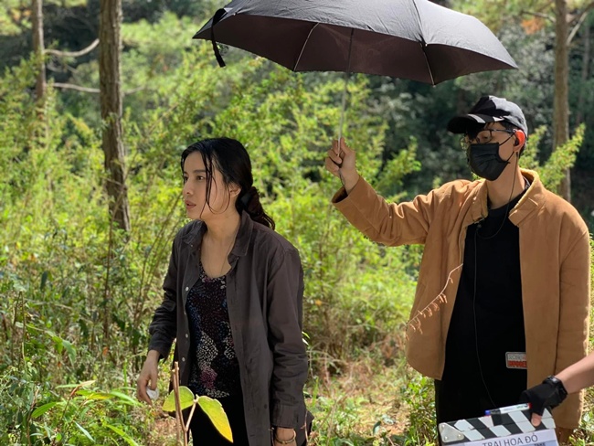 Hậu trường phim Trại Hoa Đỏ.