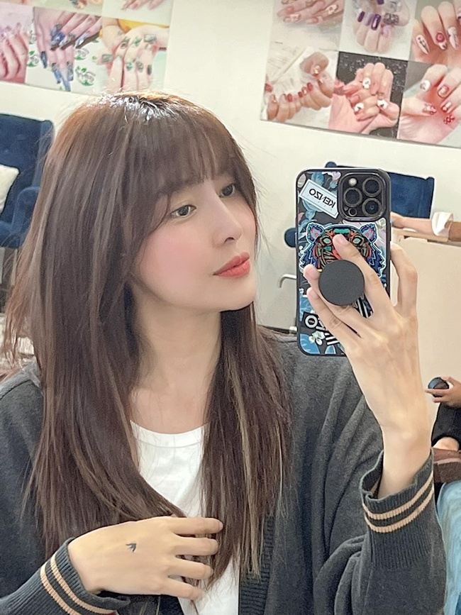 Cô nàng còn vui vẻ thử kiểu tóc mới để làm mới bản thân.