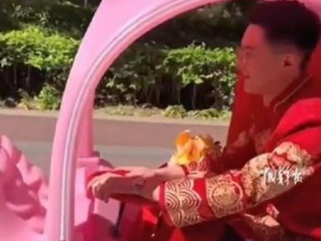 Chú rể đón dâu bằng chiếc xe độc nhất vô nhị khiến dân tình cười ra nước mắt