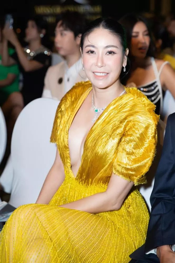 Hoa hậu Hà Kiều Anh 46 tuổi không 1 nếp nhăn, đôi môi ngày càng gợi cảm, gò má baby khác lạ - 5