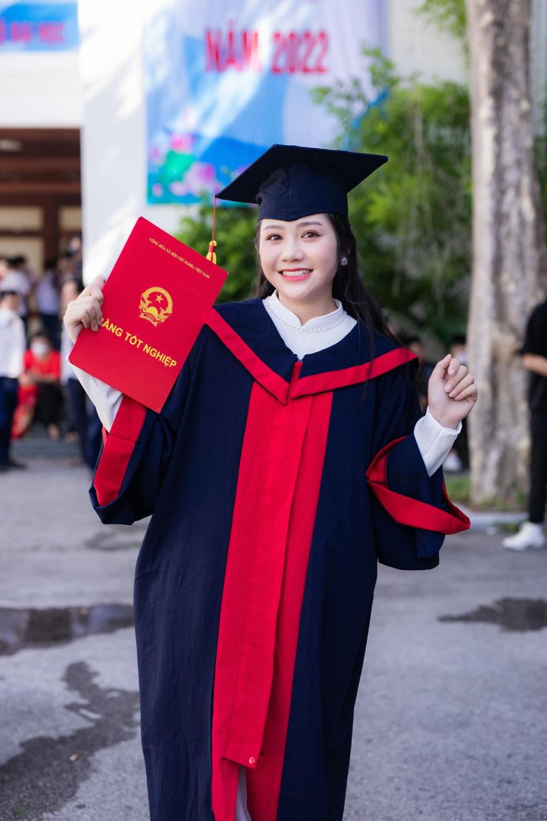 Lấy chồng hơn 9 tuổi, nữ sinh Hoa khôi Nghệ An vỡ kế hoạch, bế 2 con làm lễ tốt nghiệp - 3