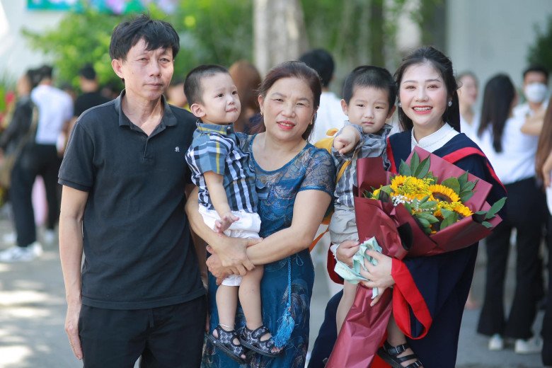 Lấy chồng hơn 9 tuổi, nữ sinh Hoa khôi Nghệ An vỡ kế hoạch, bế 2 con làm lễ tốt nghiệp - 6