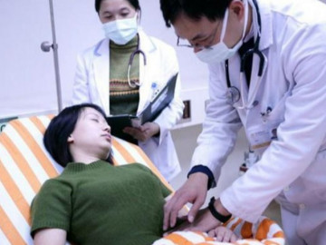 Cô gái 26 tuổi ung thư dạ dày vì thói quen ăn uống này, có 3 thực phẩm đừng cất tủ lạnh