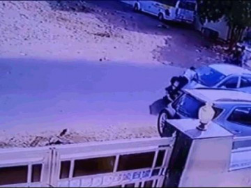  Clip: Tài xế hất cảnh sát giao thông lên nắp capo rồi bỏ chạy trên phố 