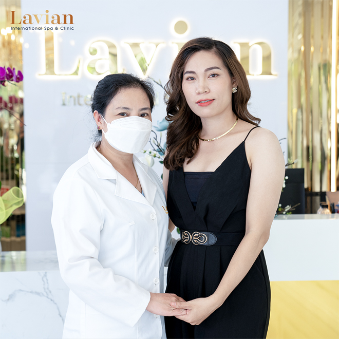 Khách hàng chụp cùng chuyên gia tại Lavian