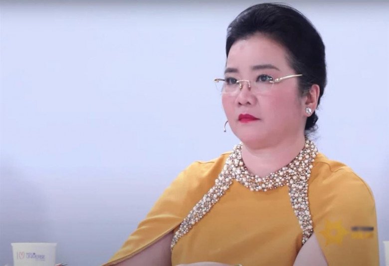 Giám khảo khó tính nhất HHHV Việt Nam khiến dân tình khó hiểu vì gout ăn mặc - 1