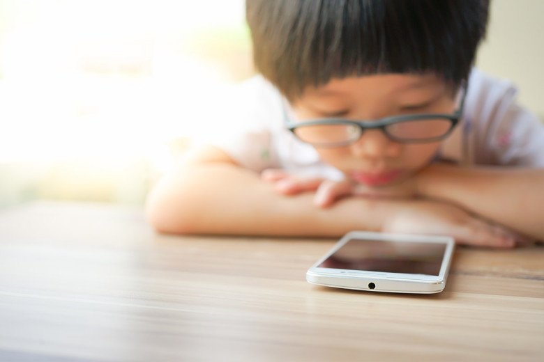 Nên hạn chế thời gian xem thiết bị điện tử ở trẻ để tránh cận thị và hạn chế tăng nặng. (Ảnh minh họa)