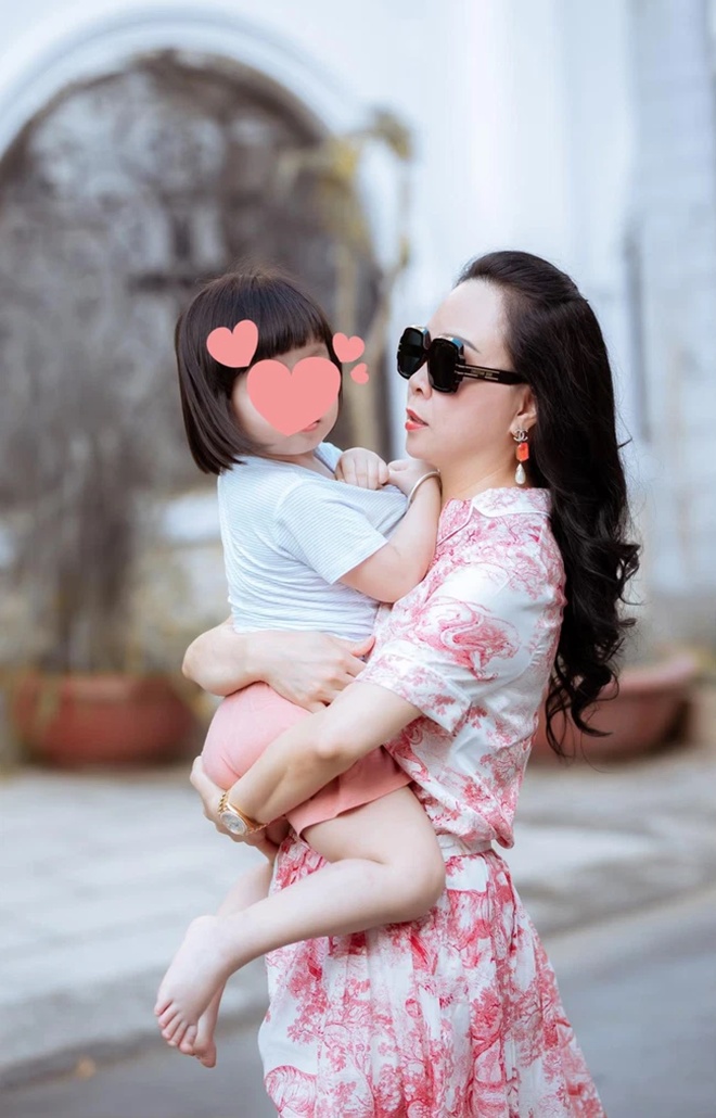 Trước đó, Phượng Chanel luôn che mặt con gái thứ 3 mỗi khi đăng ảnh để bé không bị soi mói.