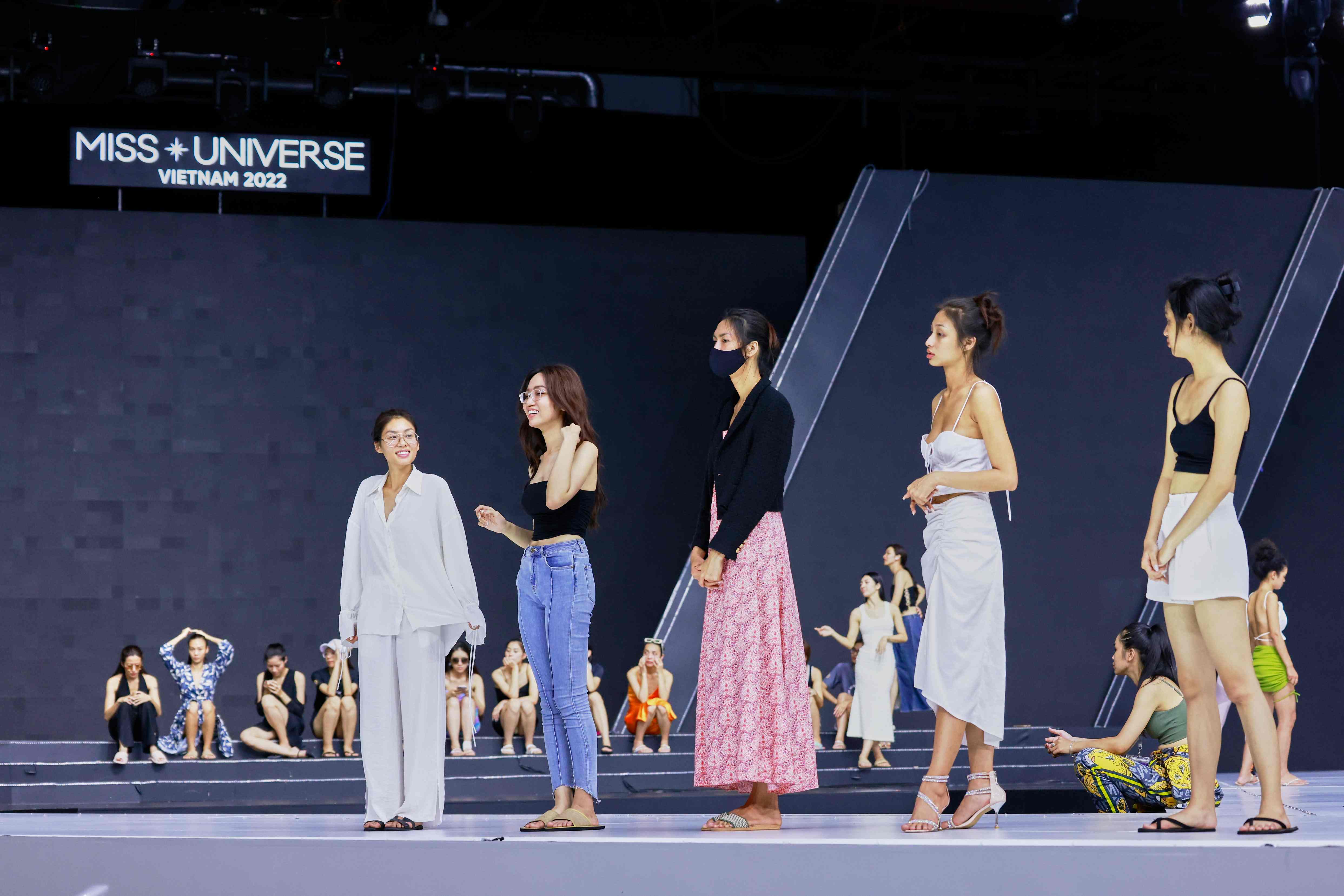 Top thí sinh nổi bật gồm Thảo Nhi Lê, Nhật Hà, Bảo Ngọc trên sân khấu. 