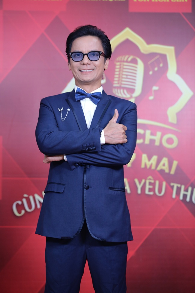 MC Quyền Linh vác bình oxy 60kg chạy như bay cứu người, đau đớn khi bị rơi trúng chân - 12