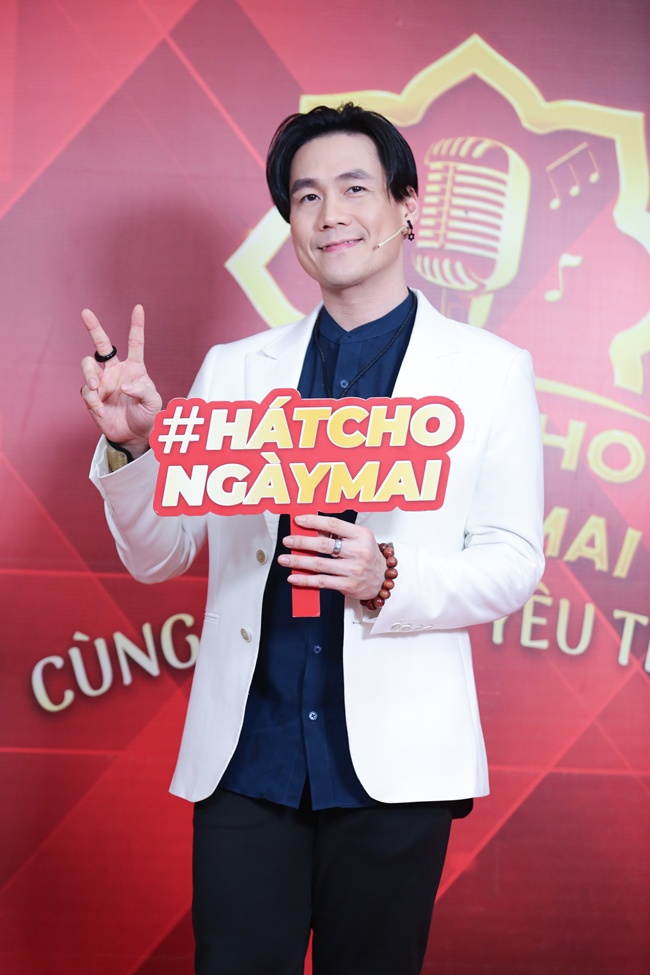 MC Quyền Linh vác bình oxy 60kg chạy như bay cứu người, đau đớn khi bị rơi trúng chân - 10