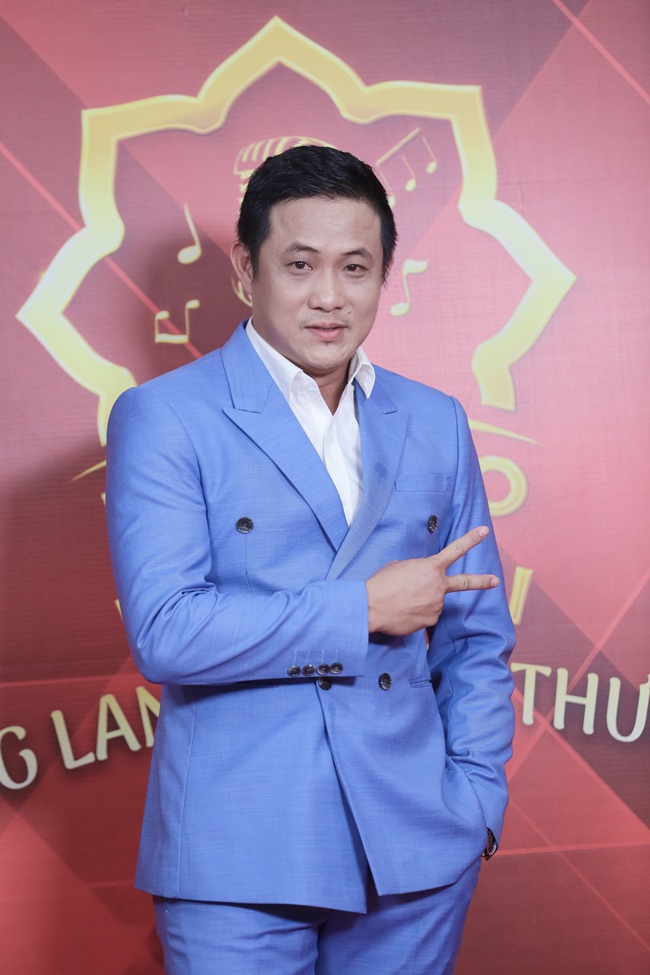 MC Quyền Linh vác bình oxy 60kg chạy như bay cứu người, đau đớn khi bị rơi trúng chân - 11